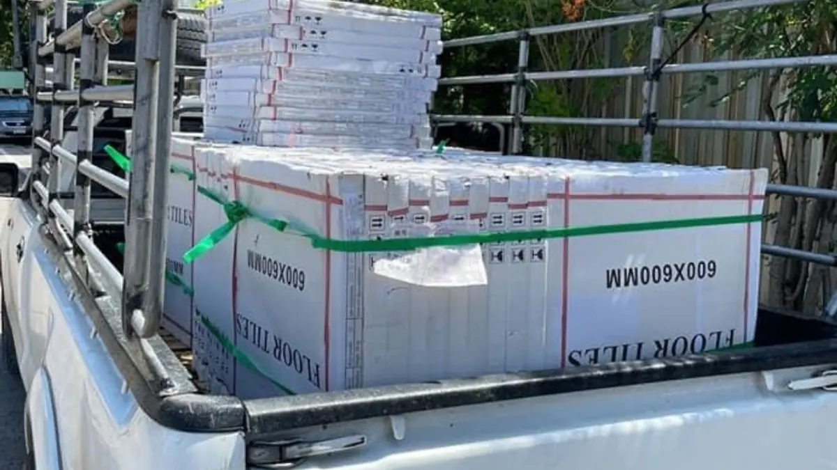 กล่องกระเบื้องขนาด 60x60 ซม. บรรทุกเต็มกระบะรอส่งหน้างาน