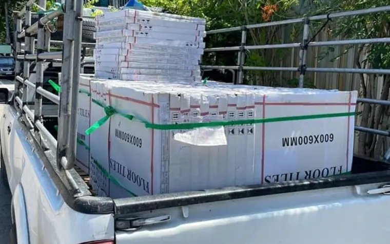 กล่องกระเบื้องขนาด 60x60 ซม. บรรทุกเต็มกระบะรอส่งหน้างาน